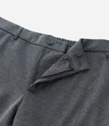 Pantalón de sastrería corte skinny, color gris claro, con trabillas en la cintura, cierre de botón y cremallera, y bolsillos laterales. Confeccionado con tecnología performance que ofrece secado rápido y resistencia a las arrugas.