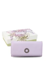 Billetera larga de diseño rectangular con solapa frontal y detalle de aro metálico central. Presenta múltiples compartimentos internos para tarjetas, billetes y un monedero con cierre.