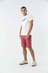 Bermuda tipo chino de gabardina, con diseño de cinco bolsillos, cierre de cremallera y botón, y detalle de botamanga.