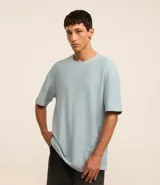 Remera celeste de algodón con cuello redondo, mangas cortas y textura chevron.