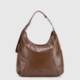 Cartera tipo hobo de cuero sintético en color marrón, con diseño de paneles y asa única ajustable. Presenta un acabado brillante y el logo de la marca grabado en la parte inferior frontal.
