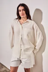 Camisa oversize de lino y viscosa color celeste, con cuello clásico, cierre frontal con botones y mangas largas.