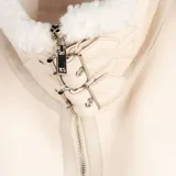 Campera de diseño híbrido en color blanco, que combina paneles acolchados en las mangas con cuerpo de gamuza sintética. Presenta cuello, puños y ruedo con detalles en piel sintética tipo corderito, cierre frontal completo y bolsillos laterales con cierre.