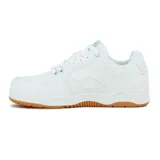 Championes urbanos Pony modelo M100 Low II, color blanco con suela de goma color caramelo. Diseño de corte bajo con perforaciones laterales y logo de la marca en el lateral y la suela.