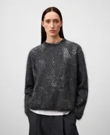 Sweater de punto jacquard cardado en color gris oscuro con diseño de manchas abstractas. Presenta cuello redondo, manga larga y una textura suave y ligera.