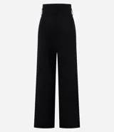 Pantalón negro de corte recto, con cintura ancha, trabillas y cinturón sintético.