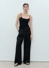 Top de tirantes finos con cuello escotado y diseño entallado al cuerpo.