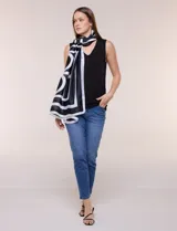 Pashmina rectangular de satén con estampado geométrico en blanco y negro, de la marca Jessica McClintock.
