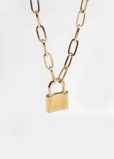 Collar dorado con cadena de eslabones y dije de candado.