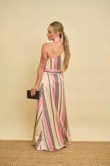 Vestido largo de tafeta con diseño de líneas verticales en tonos beige, rosado y negro, de un solo hombro.