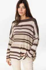Sweater de tejido de punto a rayas horizontales en tonos celeste, marrón tostado y amarillo, de corte holgado, mangas caídas y escote bote.