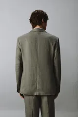 Blazer regular fit de lino color azul marino, con cuello de solapas de muesca, cierre frontal de un botón, bolsillos de solapa en la cadera y bolsillo de vivo en el pecho.
