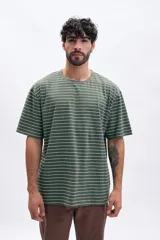 Remera de corte oversize con cuello redondo y mangas cortas, presenta un diseño de rayas horizontales finas en color verde y blanco.