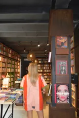 Camisola corta con cuello camisero, abotonada al frente, con mangas cortas y diseño color block en naranja, rosa y verde.