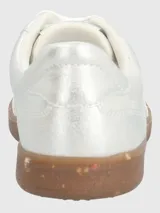 Championes de estilo urbano en color plateado metalizado, con cordones blancos y suela de goma color caramelo con efecto moteado.