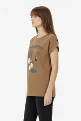 Remera de algodón color beige, de cuello redondo y manga corta con vuelta fija. Presenta un estampado frontal con la leyenda 'Fruit of The Soul' y un diseño de frutillas con un moño verde.