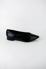 Zapatos planos estilo chatitas marca Marí, modelo Rita, color negro con textura efecto cocodrilo y acabado charol. Tienen punta fina y un diseño clásico de corte bajo.