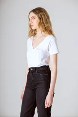 Remera blanca de algodón orgánico con cuello en V y mangas cortas.