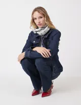 Campera de jean azul oscuro, marca Dash, con cuello solapa, botones metálicos y bolsillos aplicados en la parte delantera.