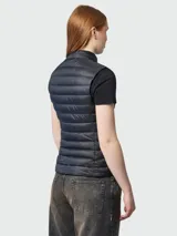 Chaleco puffer Moncler modelo Igens, de color negro con diseño acolchado horizontal, cierre frontal con cremallera y bolsillos laterales. Presenta cuello alto y el parche con el logotipo de la marca en el pecho.
