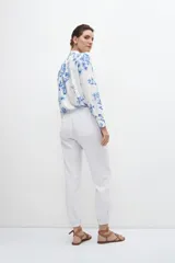 Pantalón jogger blanco de lino con cintura elastizada y cordón ajustable.