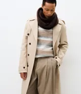 Suéter Marfinno de cuello redondo y mangas largas, confeccionado en tricot texturizado con diseño de rayas horizontales en tonos degradé de beige, blanco, gris y marrón.