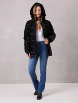 Campera puffer de acabado satinado en color negro, con diseño capitoneado horizontal. Cuenta con cierre frontal metálico, capucha fija con interior de piel sintética y bolsillos laterales con cierre. Incluye puños internos de tejido elastizado con abertura para el pulgar y logo metálico en la manga.