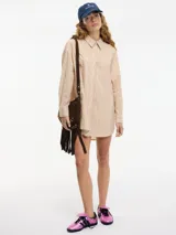 Camisa larga tipo vestido a rayas verticales color beige y blanco, con botones en la parte delantera y trasera.