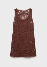 Vestido corto marrón de crochet con bordado floral, cuello redondo y espalda abierta.