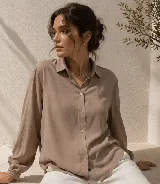 Camisa de diseño clásico con cuello camisero, mangas largas con puño elastizado y cierre de botones al frente.