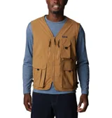 Chaleco de hombre color marrón claro, marca Columbia, con múltiples bolsillos frontales de diferentes tamaños y cierres. Cuenta con protección solar Omni-Shade UPF 50 y tecnología de absorción Omni-Wick.