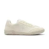 Championes deportivos de caña baja, color blanco hueso o crema, con cordones. Presentan texturas en el cuero y un diseño que recuerda a zapatillas de tenis retro.