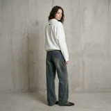 Jean de corte recto y tiro medio con efecto de lavado desgastado en tono azul oscuro. Presenta costuras reforzadas y diseño clásico de cinco bolsillos.