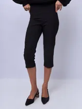 Pantalón capri negro de vestir, de corte ajustado y largo a la pantorrilla.