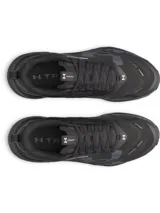 Championes de entrenamiento Under Armour Reign XT, color negro con detalles en gris oscuro. Presentan tecnología UA HOVR™ en la entresuela para amortiguación y UA TriBase™ en la suela para mayor estabilidad y contacto con el suelo.