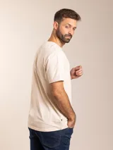 Remera básica de manga corta y cuello redondo, color blanco, con pequeño logo bordado en el pecho.