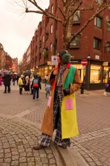 Tapado largo de paño con diseño colorblock en tonos tostado, amarillo, verde, naranja, rojo y rosa, con bolsillos aplicados.