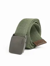 Cinturón de lona canvas color verde militar con hebilla automática metálica en tono grafito, con el nombre "FORUM" grabado. Incluye detalle de cuero marrón en el extremo.