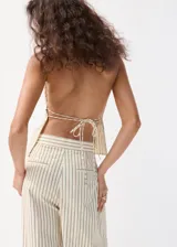 Top halter de color beige con rayas finas, escote en V pronunciado, diseño sin mangas y cintura fruncida con ajuste delantero.