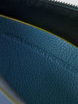 Sobre de símil cuero con efecto floater, color celeste, de diseño pequeño y liviano. Cuenta con forro de algodón, pequeño bolsillo interior y sistema de apertura con cierre metálico.