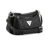 Cartera bandolera Guess modelo Holly de color negro, confeccionada en cuero sintético con estampado en relieve de logotipos de la marca. Cuenta con dos compartimentos principales con cierre superior, herrajes metálicos plateados, un bolsillo frontal con cierre y el distintivo logo triangular de la marca en la parte delantera. Incluye una correa ajustable y desmontable.