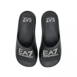 Ojotas de diseño ergonómico color negro, con banda ancha superior que presenta el logo de la marca EA7 Emporio Armani estampado en color blanco. Poseen plantilla moldeada con el logo de la marca.