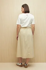 Falda midi color verde oliva, con cintura elastizada y bolsillos laterales.