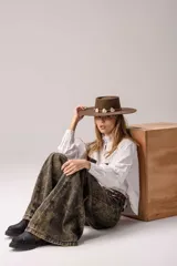 Pantalón wide leg de jean en tono azul, con diseño bicolor que combina paneles laterales en color blanco, bolsillos traseros appliqués y detalles de etiqueta de cuero con la marca.