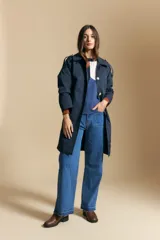 Sweater de tejido de punto con diseño geométrico de bloques de color en tonos tierra, marrón, ocre y blanco. Presenta cuello redondo, mangas largas y un corte relajado.