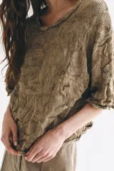 Jersey de punto color tostado con cuello redondo y mangas por debajo del codo, confeccionado con un diseño de tejido con efecto arrugado y corte holgado.