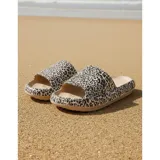 Chancletas tipo ojota de goma con diseño de animal print, suela antideslizante y ajuste cómodo.