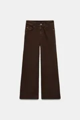 Jeans de tiro alto con diseño culotte, pernera ancha y corte cropped. Presenta cinco bolsillos, cierre frontal con cremallera y botón metálico.