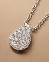 Collar de acero con cadena fina y dije en forma de gota completamente pavimentado de circonias.