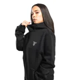 Campera Tiffosi Pocket de diseño oversize color negro, con cierre frontal completo, capucha alta ajustable con cordón y bolsillos frontales. Cuenta con puños y cintura elásticos acanalados, y un pequeño logo bordado en el pecho.